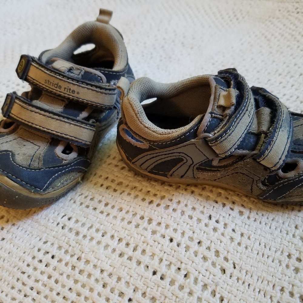 Stride Rite toddler size 6.5 velcro strapped shoes